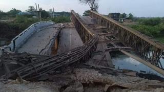 缅甸这座桥被炸成废墟，已经是第二次被炸，大量车被堵