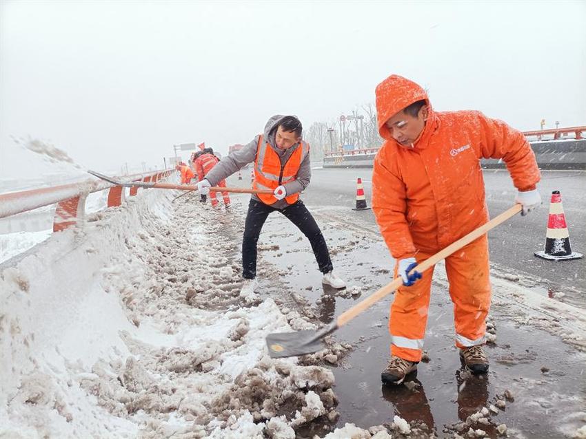 江西普通公路部门全力保畅通 铲冰除雪775公里