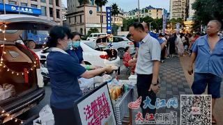 城管局长“逛”夜市 “护航”城市夜经济