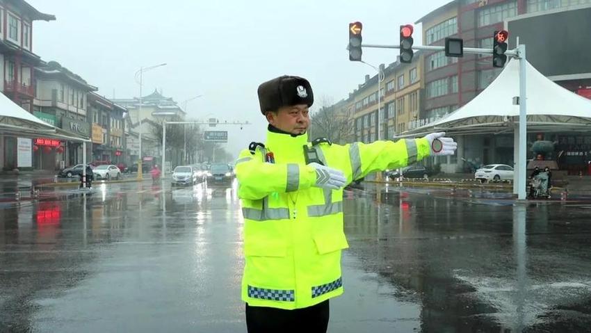 雨中守护，潍坊交警坚守岗位护航市民出行