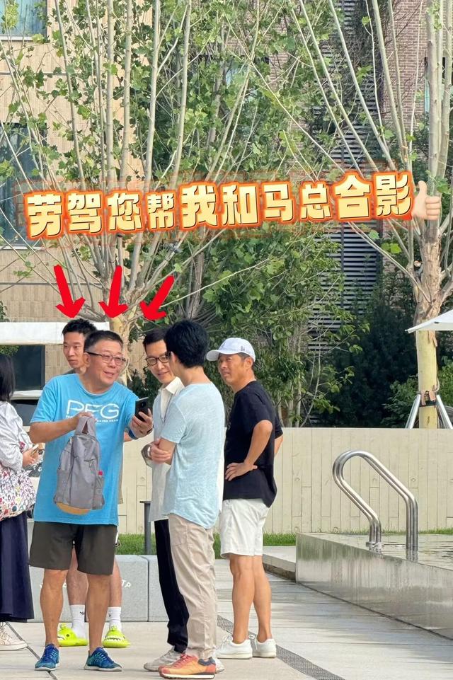 李健现身河北看楼盘，44岁孟小蓓比丈夫胖一圈