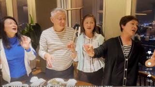 87版红楼梦剧组聚餐！宝玉扮演者头发全白，66岁邓婕不生娃太年轻