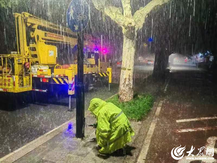 潍坊大雨中的坚守，是温暖更是心安