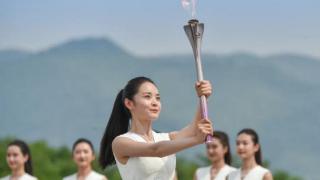 杭州亚运会火种采集成功女孩点燃杭州亚运会采火棒