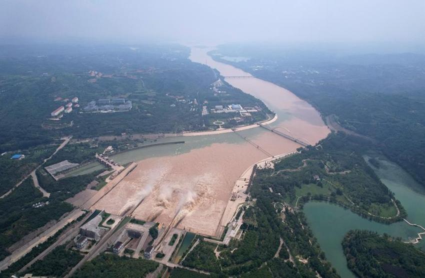 黄河小浪底水利枢纽开启排沙泄洪