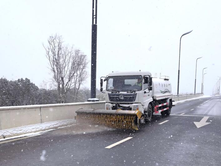 快速路 扫雪车上路除雪