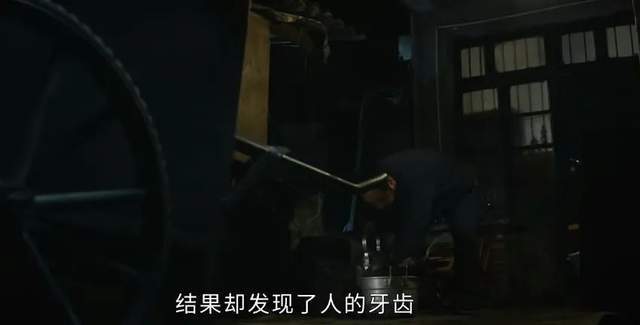 张译新剧下排水渠找尸块，雨夜屠夫一刀割喉，《他是谁》太敢拍了