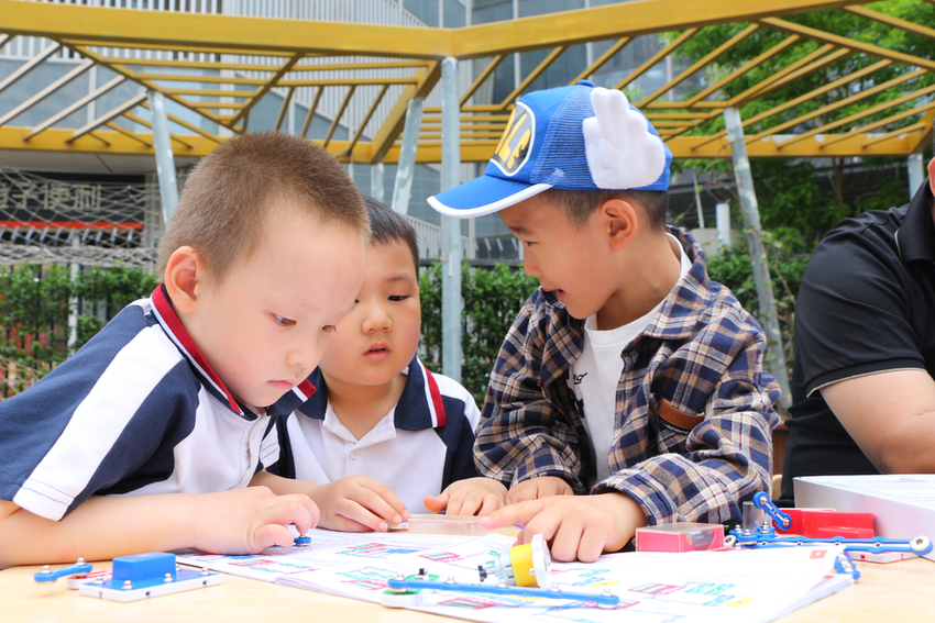 燃科技之梦，做追光少年——济南市历下区启然幼教集团科技展活动