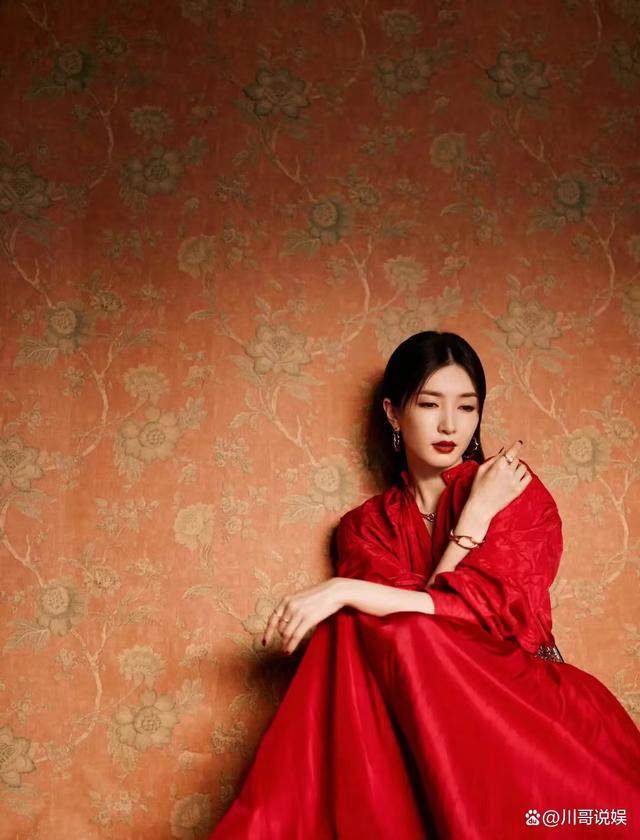 江疏影：红裙下的魅力与才华