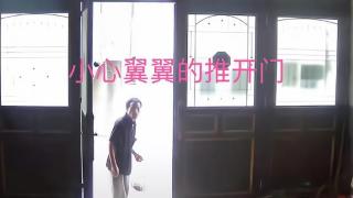 男子失踪27年突然回家，忐忑不安的站在门口，网友：我泪目了