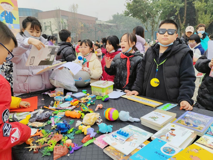 云慧“小掌柜”出摊，云慧小学第二届红领巾跳蚤市场热闹开市