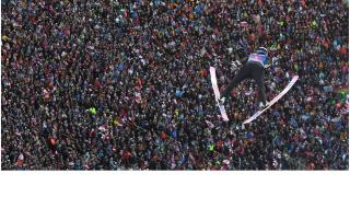体育头图丨跳台滑雪世界杯四山赛:日本选手获亚军