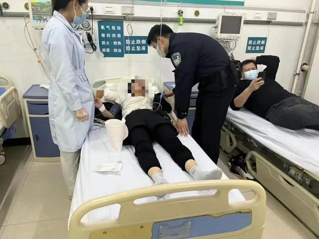 女子乘车手中紧攥瓶子引起司机警觉，只因看多了一眼…