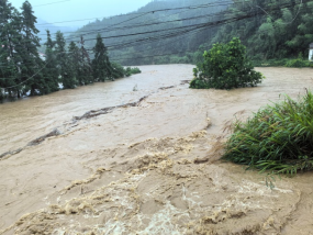 暴雨来袭，他们与村民共进退！