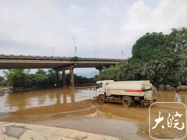 洪水过后北江水位正在下降 广东英德市滨江公园满是泥泞