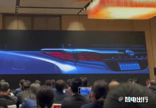 丰田全新埃尔法本月预售，外观造型更野性