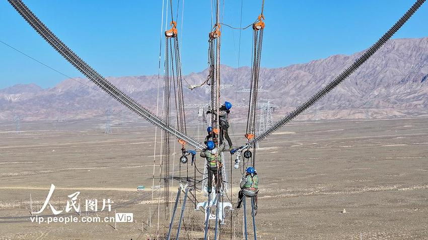 甘肃张掖：高空架设“疆电入渝”能源大动脉