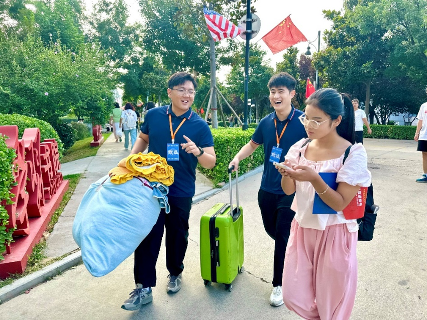 开学季∣一见倾“新”！直击郑州西亚斯学院新生报到现场