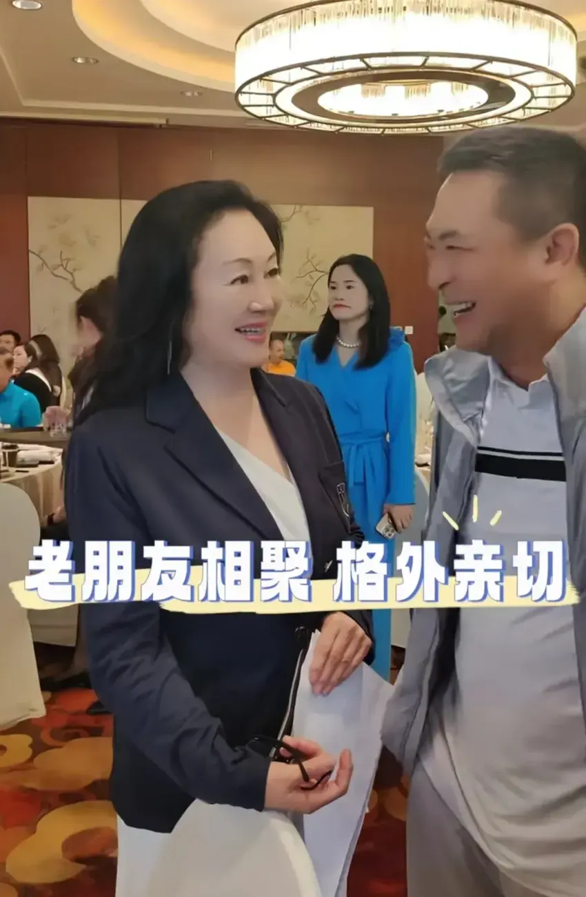 众星现身聚会，张嘉译现身帅气依旧，57岁王志文显老态，文章瘦了