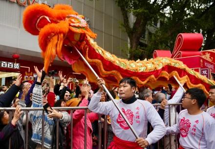 “龙年摸龙头万事不用愁”市民追捧舞龙队伍争摸龙头