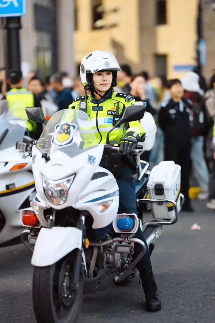 热搜第一！上海警察在外滩火成一道风景！网友直呼：这也太帅了吧