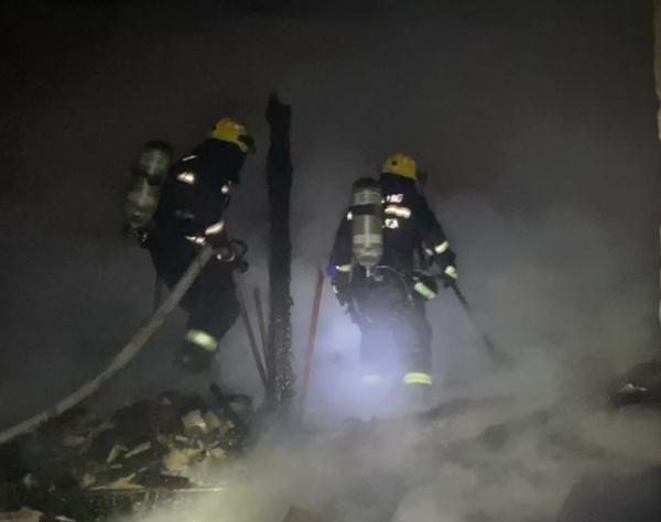 贵州兴仁一民房发生火灾消防员现场堪察,无人员被困