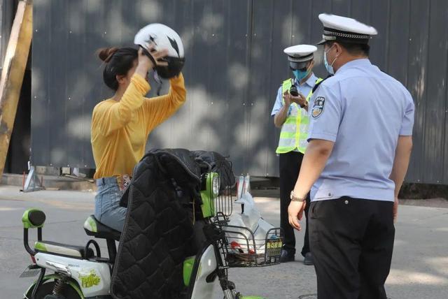 交警严查电动车戴头盔，这样的头盔你见过吗？