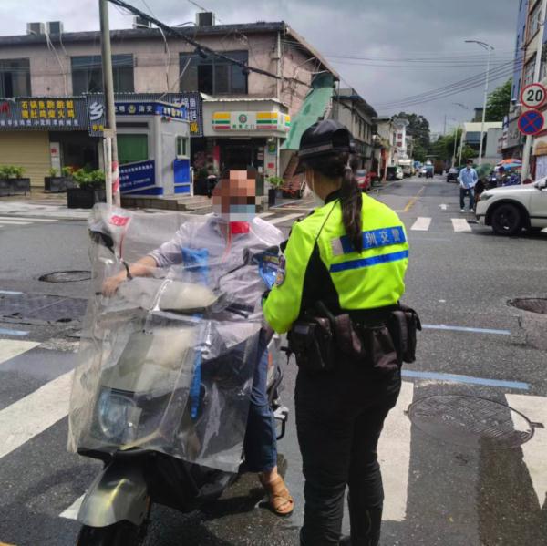 深圳交警提醒：非法营运的电动自行车坐不得！