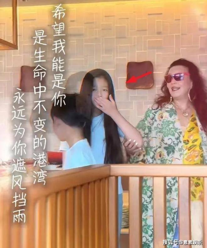 小梅给玥儿买新衣服啦，大S女儿真幸福，但遗憾都不给她穿