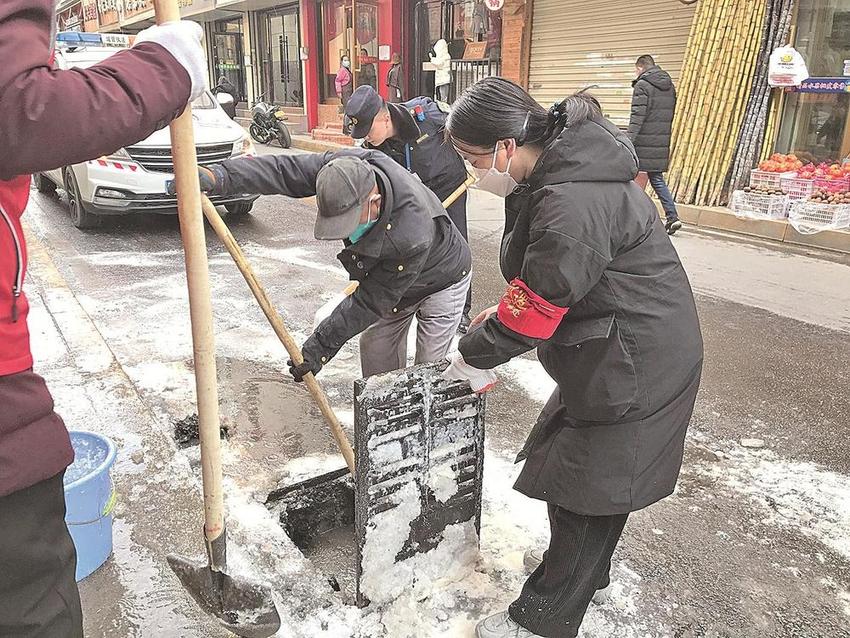 柴达木巷漏水严重致路面结冰