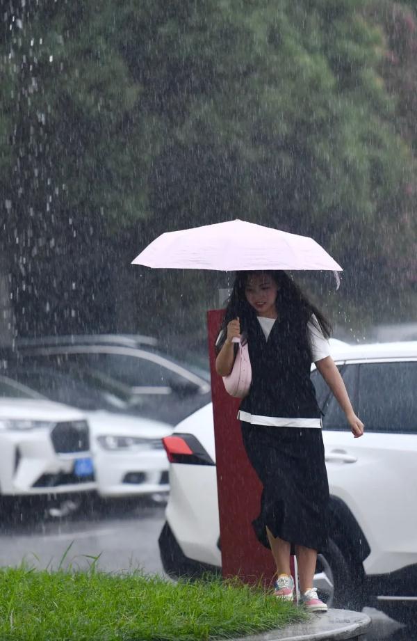 长沙连续发布4条暴雨预警信号，最大小时雨强30毫米