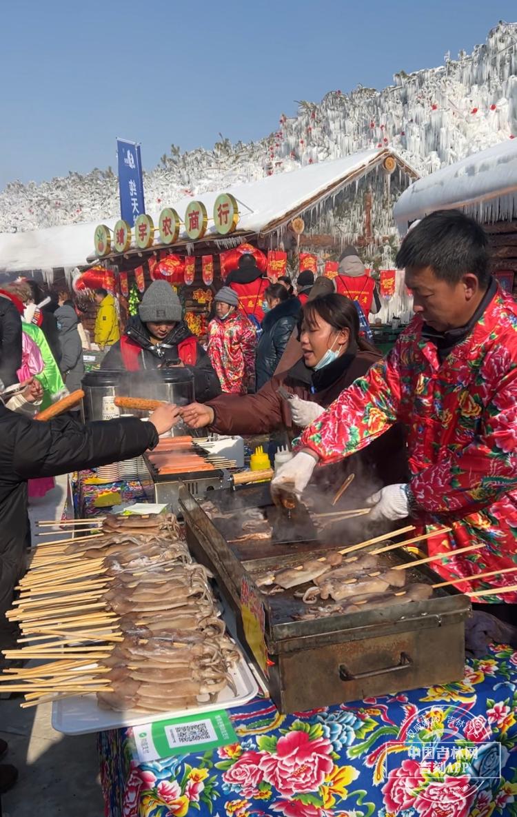 首届松花江滑冰马拉松｜穿越雪谷市集，吃不完！根本吃不完！