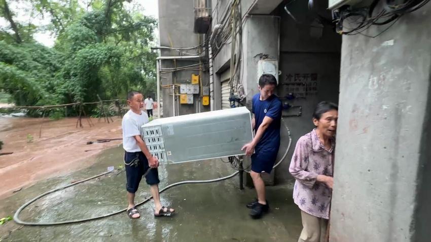 资阳安岳遭遇强降雨 当地消防紧急转移疏散被困群众