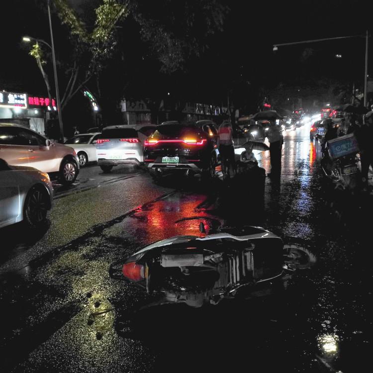 雨夜一男子被卷入车底，警民街头合力抬车救人