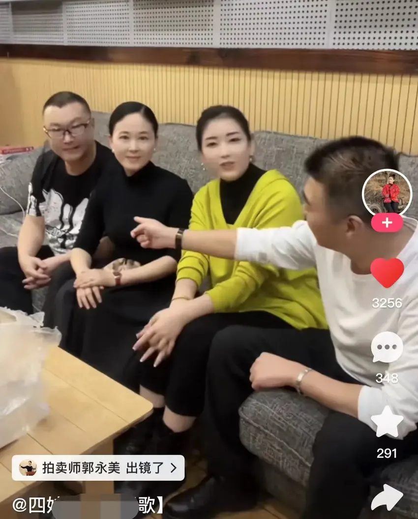 尹相杰现身秃头明显，小16岁爱妻貌美身材佳，两人被攀亲戚很尴尬