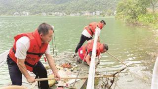 清理河道垃圾 共护碧水清波