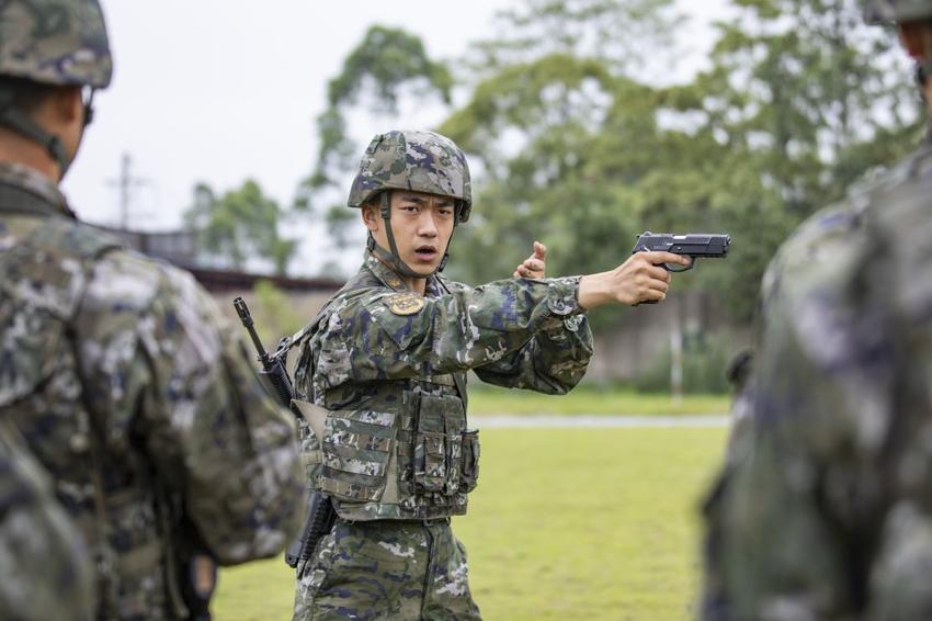 广西钦州：武警官兵开展多课目实弹射击训练