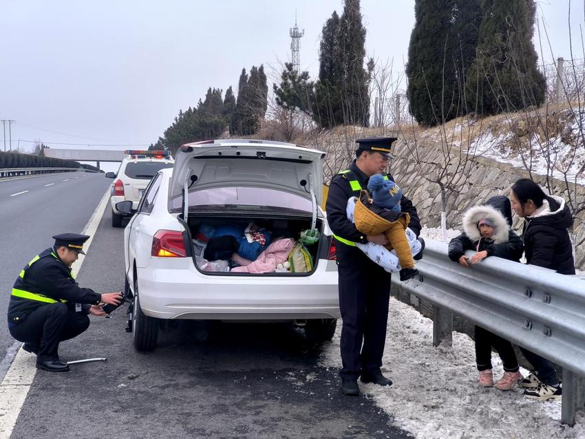 雪天返乡遇状况 交通执法来帮忙