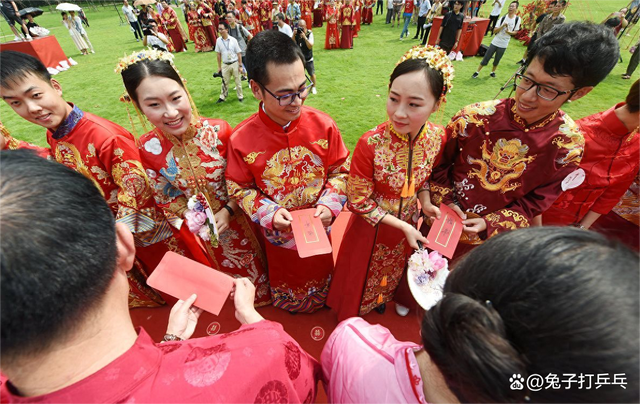 帮女同学搬家，突然停电她躲进我怀里，来电后她居然对我表白了