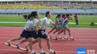 运动会板鞋项目赛场上，一起来看两块木板“6条腿”的速度与默契→