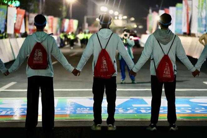 一座城市，两场马拉松！2万多人的奔跑，全城守护!