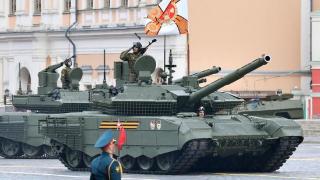 俄罗斯T-90M“突破”坦克消灭敌方阵地和装甲车