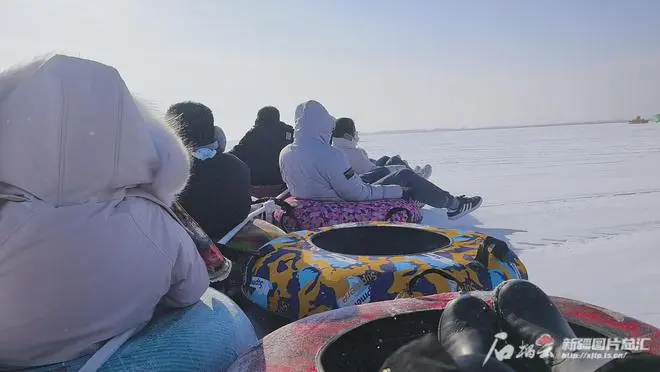 过瘾！游客在博斯腾湖玩转“海陆空”