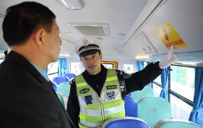 合肥市蜀山交警开学前为校车“体检”