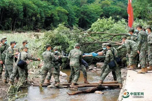 挺膺担当，筑起抵挡洪水的“钢铁堤坝”