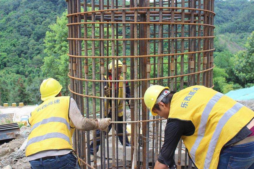 3000余名建设者坚守岗位 乐西高速乐马段建设正酣｜五一我在岗