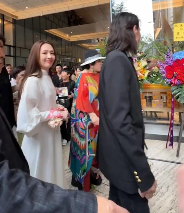 温馨惊喜！向太新店开业，郭碧婷贴心搀扶婆婆到场